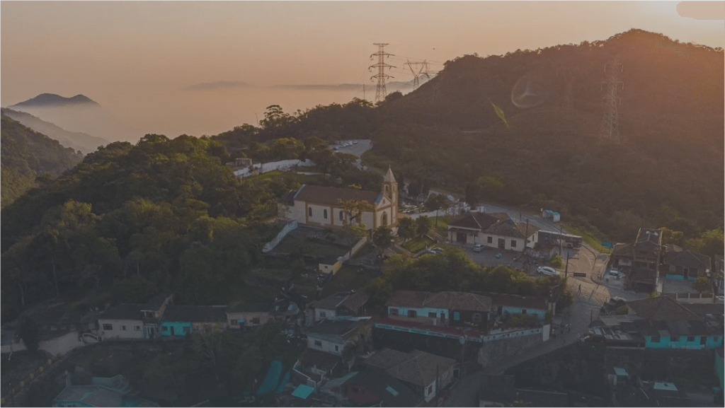 Vila de Paranapiacaba - Vista aérea ao entardecer com igreja no alto e casario histórico inglês